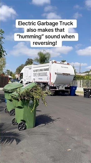 Fully Electric Garbage Truck Backing Up! #garbagetruck #losangeles #mcneilus #electricvehicle #short