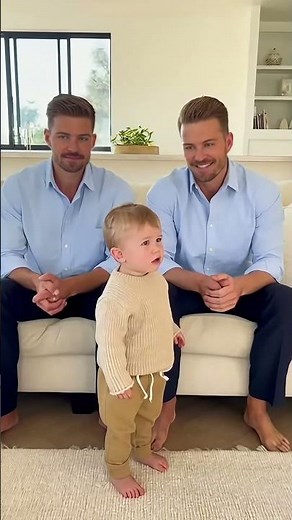 Cutest reaction to identical twins ever! 😭