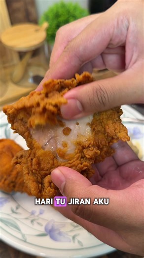 JFC Snack Plate Bahan bahan yang diperlukan; Coleslaw; 1. Kobis 2. Carrot 3. Mayonis 4. Lada Hitam 5. Garam secoet 6. Lemon Juice / Limau Nipis 7. Serbuk Perasa 8. Susu Segar Mashed Potato; 1. Kentang Direbus 2. Butter 3. Susu Segar 4. Serbuk Perasa 5. Garam (optional) Brown Gravy; 1. Butter 2. Stok Lembu 3. Susu Cair 4. Tepung Gandum (Caranya, cairkan butter, masuk satu stock lembu, masuk tepung gandum 1/2sdb, dah perang, masuk susu segar sikit bagi cayor, boleh refer dkt Video Tiktok lain) Aya