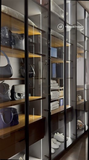✨ Elegant Walk-in Closet – Không gian lưu trữ của những cá nhân có gu Có những món đồ không chỉ để mặc. Chúng gợi nhắc về một hành trình, một kỷ niệm, hay đơn giản là một phiên bản đẹp hơn của chính bạn. Elegant Walk-in Closet được Trường Thắng tạo nên dành riêng cho những điều ấy – những bộ sưu tập mang dấu ấn cá nhân, cần được trưng bày, bảo quản và nâng niu như chính giá trị mà chúng đại diện. Với thiết kế không gian mở gồm tủ âm tường kết hợp đảo tủ trung tâm và lối đi hai bên, Elegant Walk-