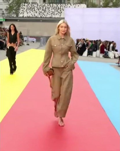 Gigi Hadid walk 👄👠| iconic runway collection | fashion moments ✨