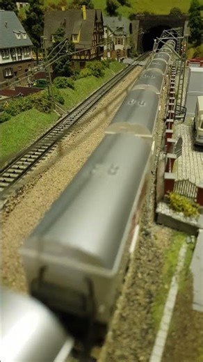 Modellbahn: 191 mit Kühlwagen, Kühlzug auf M-Gleisen, Märklin, Güterzug, DB H0 1:87, analog vintage