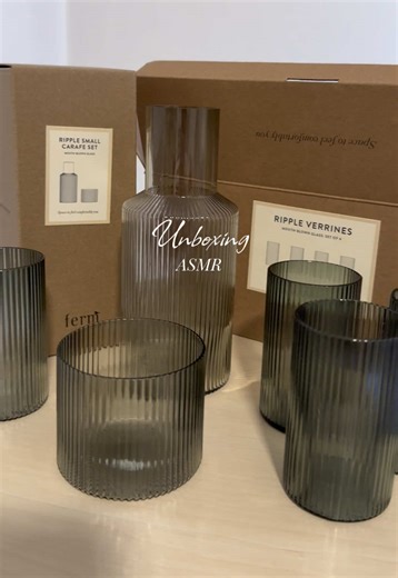 Već neko vrijeme imam setove ripple glasses i ripple long glasses čaša od @Ferm Living i nisam mogla odoljeti pa sam kupila i ovaj vrč (ripple small carafe) koji dolazi u setu s časom te još jedan set ~ ripple verrines koji vidite na kraju videa☺️ Ja sam jako zadovoljna njima i drago mi je što sam odustala od vrča sa @Zara Home Official jer je dosta nepraktičan zbog svog pravokutnog oblika. Za mene je ovo idealno jer ga želim najviše na svom noćnom ormariću🫶🏼 Naručila sam preko @Answear.LAB (A