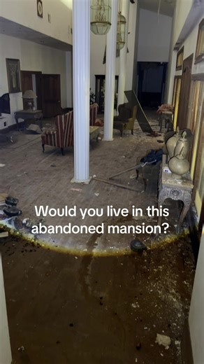 Exploring an Abandoned Mansion: A Hidden Treasure