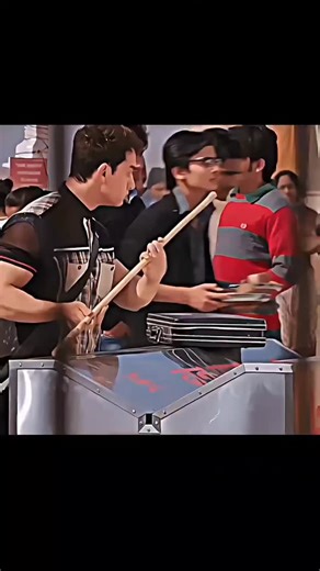 SceneSoulX on Instagram: "日本利用压电瓷砖将脚步转化为电能。这些瓷砖捕捉来自你脚步的动能。当你行走时，你的重量和动作会对瓷砖产生压力。瓷砖会轻微弯曲，从而产生机械应力。瓷砖内部的压电材料将这种应力转化为电能。每一步都会产生少量电荷，而数百万步结合在一起就能产生足够的电力来驱动LED灯、显示屏和传感器。在像涩谷车站这样繁忙的地方，每天大约有240万的脚步为这一系统作出贡献。这些电能可以被储存或立即使用，从而减少对传统电力来源的依赖，并支持可持续的城市基础设施。这种方法将日常运动转化为实用的可再生能源。"