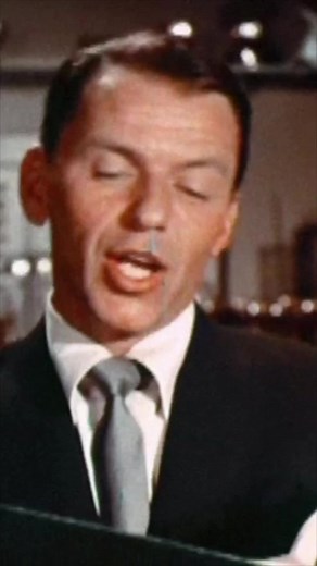 Frank Sinatra singing 'Santa Claus is Coming To Town' 🇮🇹🇺🇸 | GrowingUpItalian