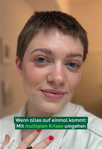 Es kann verschiedene Gründe geben, weshalb der Stresspegel mal steigt. Manchmal ist es dann so, dass mehrere Krisen auf einmal unserer mentalen Gesundheit zur Last werden und wir wollen den Stress am liebsten auf Knopfdruck loswerden. Leider geht das in der Realität nicht. 😞 Wir erklären dir, welche Arten von Stress es gibt und wie du damit umgehen kannst. | @psychologin amira Dieser Inhalt wurde von unserem Fachteam geprüft. Quellen: Luxton D. (2005): Vulnerability-Stress Models Veisani Y. et 
