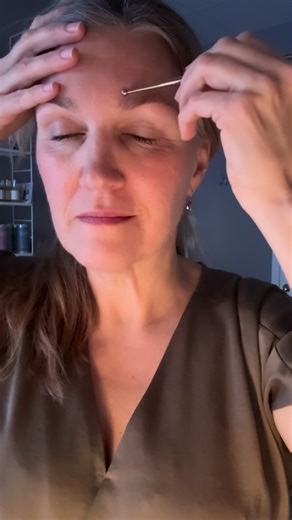Beyondholisticwellness on Instagram: "Svullnad i fötter och anklar? Då kan du prova massera dessa zoner. Zonterapi för ansiktet är enkelt och kraftfullt. Här arbetar jag med vår Reflexology Wand i stål som har ett mindre och ett större huvud. Jag brukar oftast använda det större huvudet. Finns att köpa hos oss för 349 kr. Zonterapi för ansiktet finns som behandling hos oss. 60 minuter kostar 995 kr #piteå #friskvård #zonterapiföransiktet #ansiktsmassage #dinkroppviaansiktet"