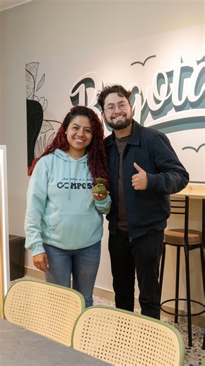 Mas Compost & Menos Basura on Instagram: "✨ Nuestro ÚLTIMO Más Compost Open del 2025 🥲🌱 Nos despedimos de este ciclo con el corazón lleno de gratitud… ¡y las manos listas para transformar tus residuos en vida! 🫶 Te esperamos con los brazos abiertos para darle un cierre poderoso al año: compostando juntos tus cáscaras, corazones de fruta y restos de hortalizas. Gracias a @frutamaleria_ por abrirnos las puertas 🍉🍋 📍 Frente a la estación de TransMilenio Corferias Calle 26 # 40 - 39 🗓️ 21 de 