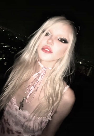 Artistic Aesthetic Vibes with VI Alien