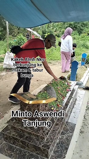160K views · 1.7K reactions | Kakek Almh Nks berkunjung ke makam & tabur bunga rampai #niakurniasari #gadispenjualgorengan #kayutanam | Minto Aswendi | Facebook