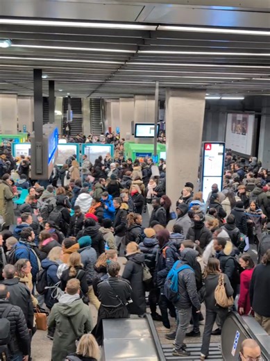 Trafic très perturbé ce jeudi soir sur le #RERA en raison de plusieurs incidents : dégagement de fumée à Houilles, intervention des équipes techniques à Gare de Lyon, malaise voyageur à Achères, fermeture de la station CDG-Etoile (manif d'agriculteurs). Images des quais bondés à La Défense et Nanterre.