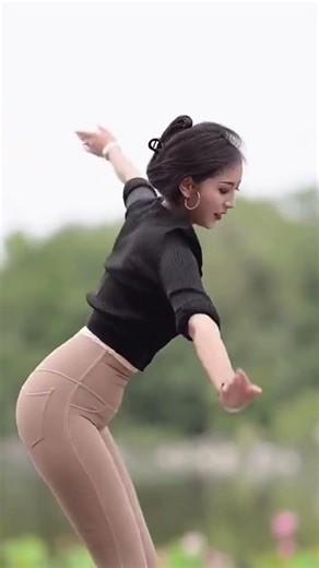 Under the Golden Hour Sky — Spontaneous Tibetan Guozhuang Dance with My Best Friends (No Choreograph