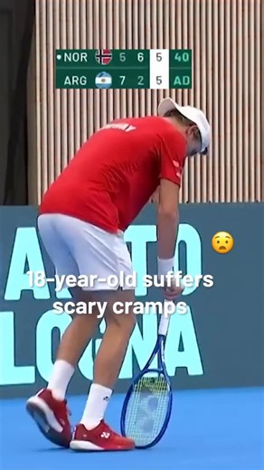 Fighting spirit 🫡 In the 2025 #DavisCup Qualifiers Norway’s Nicolai Budkov Kjaer suffered from scary cramps during his match against Tomas Martin Etcheverry. He recovered after this moment to win a point with barely any ability to run 👏 | Davis Cup