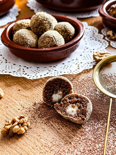 MOGU JA TO SAMA on Instagram: "Svi znamo onaj bogati ukus Marlenka torte... a šta ako vam kažemo da isti taj užitak možete napraviti za samo 15 minuta, i to BEZ pečenja? 🍰 Naša Kaća je u MJTS kuhinji spremila Domaće Marlenka kuglice - savršeni spoj meda, oraha i onog kremastog fila koji se topi u ustima. Ovo je idealan "last minute" recept za proslave, ili kad vam samo padne šećer (a ne želite da palite rernu). 🎥 Ceo postupak i tačne mere čekaju vas u novom videu na našem YouTube kanalu! Želit