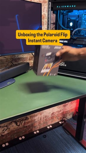 The timeless Polaroid is back with a modern twist! The Flip Instant Camera features a Hyperfocal 4-Lens System, Sonar autofocus, and Sence Analysis, all controllable via the companion Bluetooth app. Grab the offer now! https://t.co/BgqxwDnZci