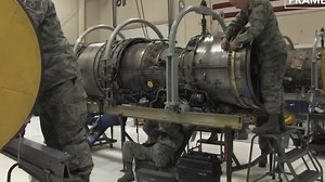 看美军如何维护 F15 和 F16 战机的发动机，设备和工艺清晰展现！_哔哩哔哩_bilibili