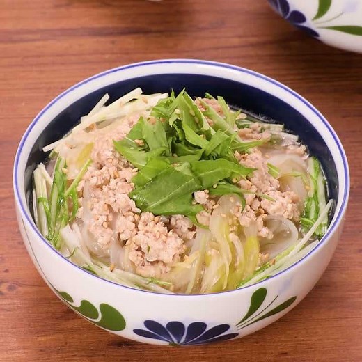 スープがおいしい！ 水菜と鶏ひき肉の和風フォーのレシピ動画・作り方 | デリッシュキッチン