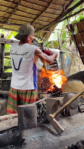 Rizaldi on Instagram: "Bent Steel, Straightened by Pure Skill 💪💪 #blacksmith #metalworking #MetalArt #craftsmanship #manual #ironcissors #metal"