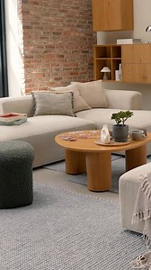 Indret din stue med en ny sofa, der gør det muligt at tilpasse den fleksible løsning efter din livsstil 🫶 Saml hele familien og nyd de små hverdagsøjeblikke 🥰 | JYSK Danmark