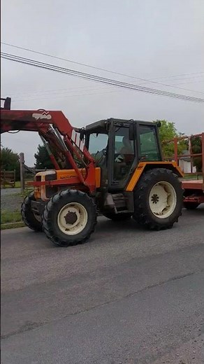 Renault 90-34 et plateau 🇨🇵 #renault #foin #tractor #agriculture