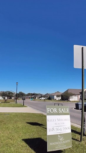 Take a video tour of 30045 Sanctuary Boulevard in The Sanctuary at Juban Crossing. Updated 3 bedroom, 2 bath with open layout, wood floors, granite, white cabinetry, and stainless appliances. Split plan, primary suite with lake view. Close to shopping, dining, and I 12. Watch the walkthrough, then DM to book your showing. #DenhamSprings #DenhamSpringsRealEstate #TheSanctuaryAtJubanCrossing #LivingstonParish #LouisianaRealEstate #MagnoliaRootsRealty #KellyMitchellRealtor | Kelly Michael Mitchell