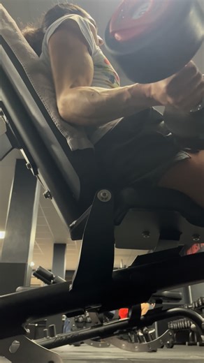 Emi | Training my arms 💪🏼 #fitnessmotivation #fitnessjourney #gymlife #strongereveryday #筋トレ女子 #ジムライフ #継続は力なり #フィットネス | Instagram