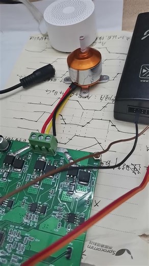 无感foc，使用磁链观测器，上位机实时显示观测角，电流波形。使用stmf302作为主控，m4内核，硬件fpu支持浮点数运算，运算能力强大。bldc，pmsm控制