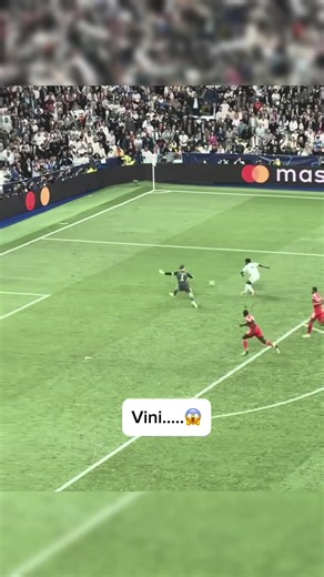 UNBELIEVABLE! 🤯 Vinícius Jr. rounds Manuel Neuer but misses the target in a night of total Champions League chaos! 🇧🇷❌ Bayern Munich take a 2-1 lead back to the Allianz Arena after a first-leg thriller at the Bernabéu. #RealMadrid #BayernMunich #UCL #ChampionsLeague #ViniciusJr