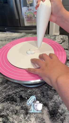 How to Crumbcoat a Cake