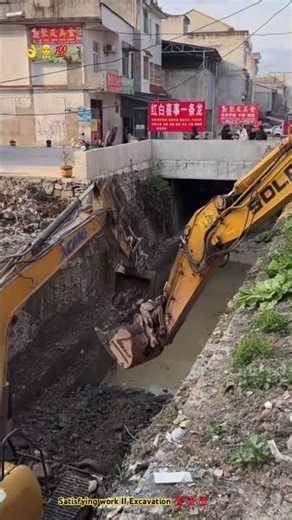 Teamwork excavation … Dredging muddy for drainage ditch