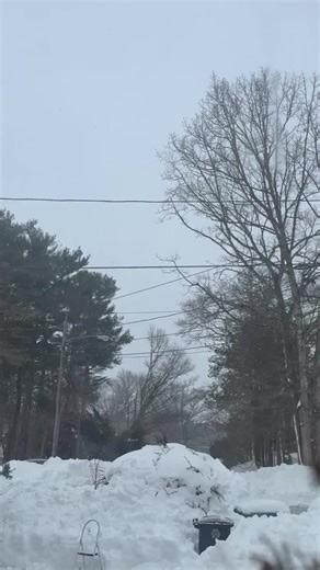 See fresh snow falling on 30 inches from the blizzard in Coventry, RI