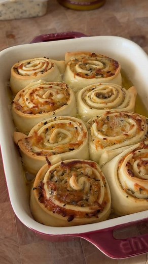 Cheesy Garlic Butter Rolls Bread Dough Maître D Butter French Cuffs Cheese Roll the dough up tight Place the rolls in the prepared pan Bake at 350° for 22-25 minutes. Enjoy warm! #garliccheesebread #seasonings #goldensteer #garlicrolls | Golden Steer Steak Company