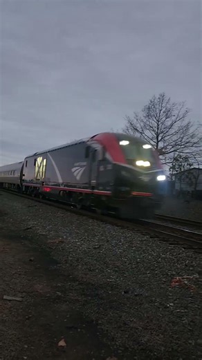 Amtrak 318 with hornshow screams thru South Manassas.