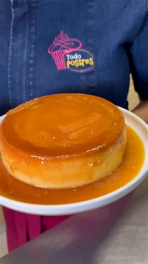 TodoPostresVE > @CakesbyRos on Instagram: "✨ Hoy te comparto este increíble *Flan Napolitano*, una delicia cremosa que combina lo mejor del quesillo con ese toque de cheesecake que te va a enamorar. ¡Te aseguro que no has probado algo igual! 🍮💛 *Tips importantes:* - Para desmoldarlo perfectamente, deja que enfríe a temperatura ambiente y luego refrigéralo (sin congelar) mínimo 6 horas. - El horneado toma aprox. 1 hora y media. Sabes que está listo cuando los bordes están firmes y el centro aún