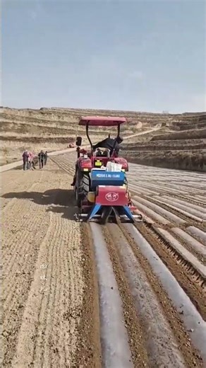 Spring耕作启动！机械化铺膜，现代农业大揭秘！ - Spring Plowing Begins! Agricultural Mechanization Unveiled in
