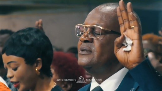 32K views · 4.2K reactions | Que la porte qui permettait au diable d’accéder à ta vie se ferme définitivement et que la grâce de Dieu soit sur toi afin que tu résistes à tout vent de l’ennemi. Vis une semaine glorieuse au nom de Jésus-Christ ! | Moise Mbiye Ministries | Facebook