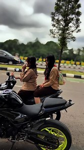 ini sprite S1 product dari @retouch.indonesia bisa jadi pengganti spion buat yang ga mau pakai spion. Inget‼️spion tetep jadi yang utama ya. kita tetap di haruskan pakai spion. ini hanya aksesoris. aksesoris itu pilihan. Jadi lebih baik pakai spion yang asli. Retouch sprite S1 ini hanya aksesoris tambahan pelengkap, fungsinya sama dengan spion dan ada tambahan fitur lain, seperti camera yang bisa merekam depan dan belakang, bisa lihat maps yang terhubung di Hp. Bisa dengerin musik yang terhubung