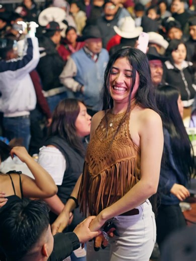 Qué chingón bailamos con la del moño coloradooo #LADELMOÑOCOLORADO #VELOZDELASIERRA