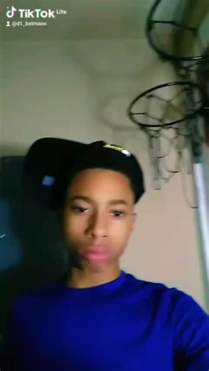 Kye likes feet 😑 (@d1_batmans)’s videos with original sound - Kye likes feet 😑