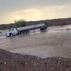 It's dangerous for a truck to cross the river Cre: Giant Machine | Giant Machine