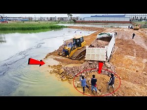 SHANTUI Bulldozer's Remarkable Skill Technique Recovers Dump Truck Trapped in Lake