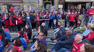 Hundreds of hotel workers and members of Unite Here Local 2 marched in downtown San Francisco after more than a month on strike for a new contract with higher pay. 📹: Carlos Avila Gonzalez | San Francisco Chronicle