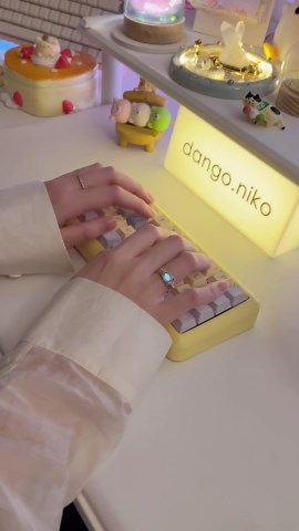 dango on Instagram: "🍮 mini 40% pudding keyboard 🥺 had to get a new case for it because the old one was bent...but look at it now 👼🫶🏻😭✨🤌🏻 build specs: keyboard kit • custom order from an individual manufacturer on xianyu (cn app) keycaps • far star switches • bsun aniya #asmr #keyboardasmr #keyboard #mechanicalkeyboard #customkeyboard #cutekeyboard #typing #desksetup"