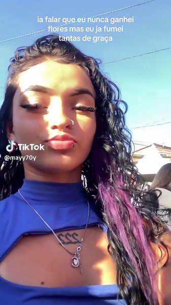 Fumando Flores de Papel: Uma Reflexão Criativa