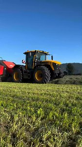 Smooth. Steady. Consistent. That’s a JCB Fastrac. 📷: Matsqui Ag Repair #Fastrac #TractorLife #Tractor | JCB Agriculture