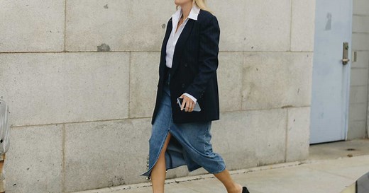 Jupe longue en jean : voici 20 modèles en vogue et nos conseils pour adopter la tendance