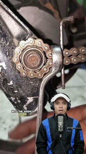Genius trick to remove the front axle bolts of a motorbike