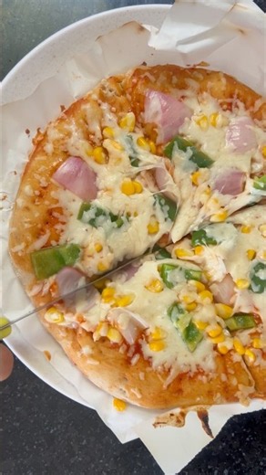 Ghar par banaya delicious cheesy pizza 🍕😋 | Homemade Pizza Recipe ❤️