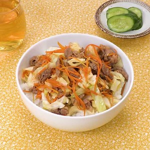 食欲そそる♪ キャベツと牛肉のオイスター丼のレシピ動画・作り方 | デリッシュキッチン